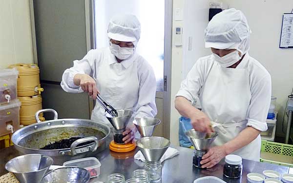 ３時間ほどじっくり煮込んだ佃煮を１個１個手作業でびんに詰めます